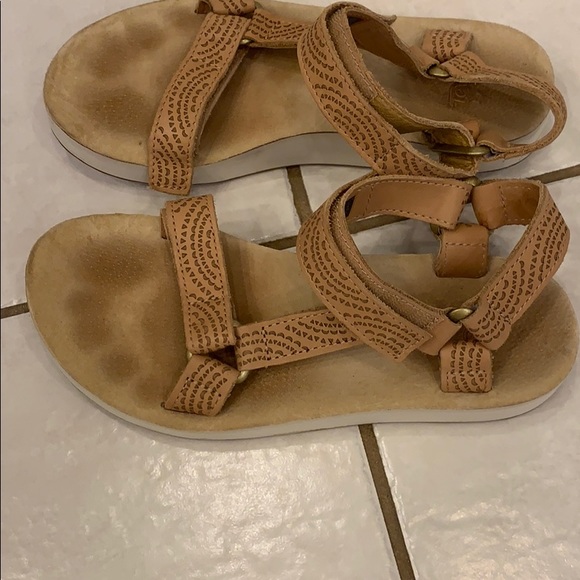 teva sandals size 8